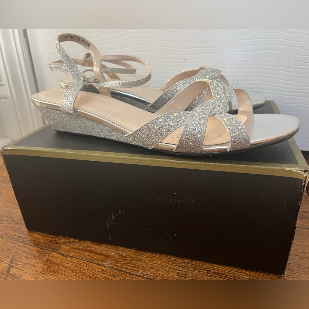 Touch Ups women’s Lena Wedge Sandal, silver 10.5W
